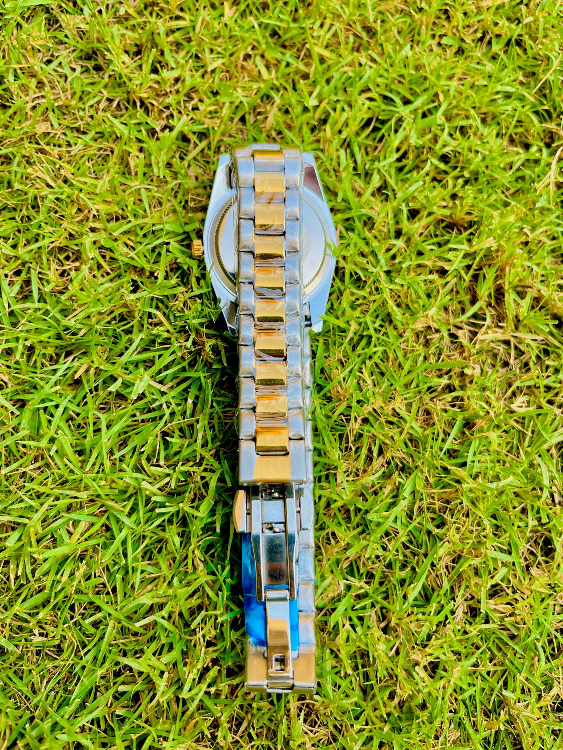 Two-Tone Luxury Wristwatch – Red Gradient Dial | Crystal Indexes | Date Display - Image 4