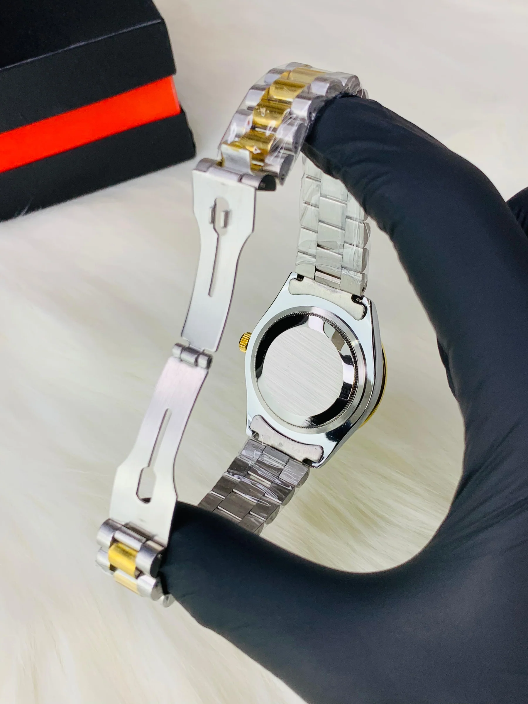 Two-Tone Quartz Wristwatch – Gold & Silver with Diamond Hour Markers - Image 4