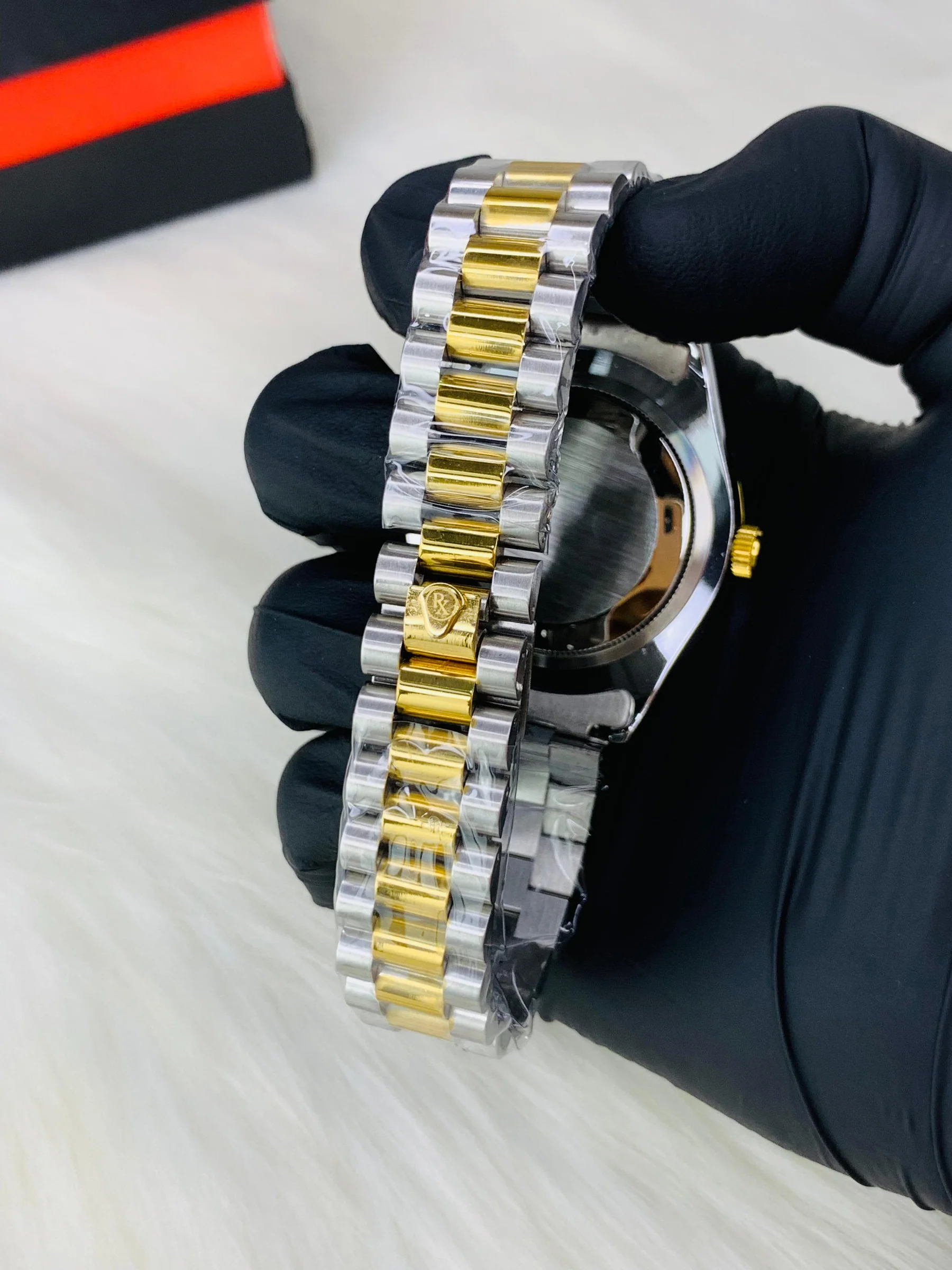 Two-Tone Quartz Wristwatch – Gold & Silver with Diamond Hour Markers - Image 3